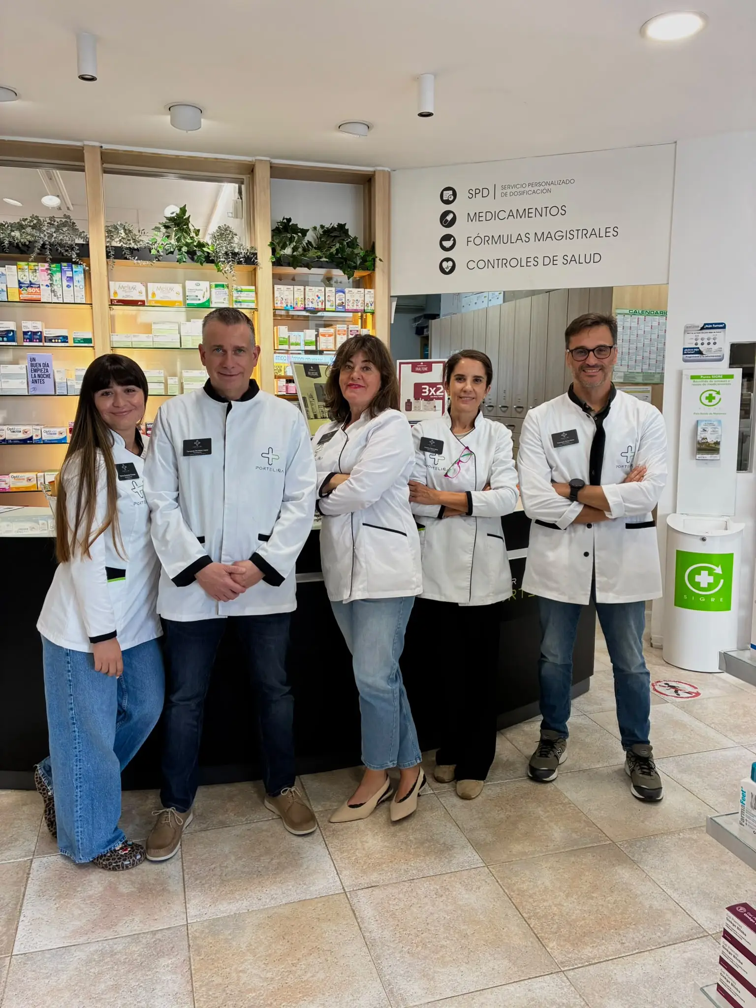 Los cinco integrantes del equipo de Farmacia Porteliña en el interior de la farmacia