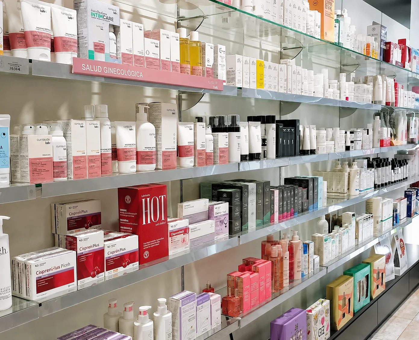 Estantería de productos y especialidades de Farmacia Porteliña