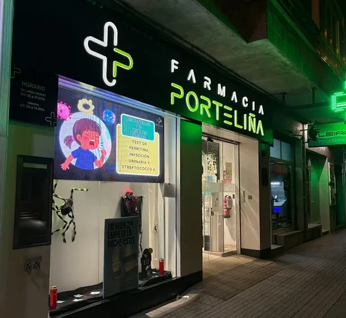 Fachada exterior de Farmacia Porteliña de noche