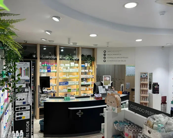 Interior de Farmacia Porteliña, mostrador de atención al cliente